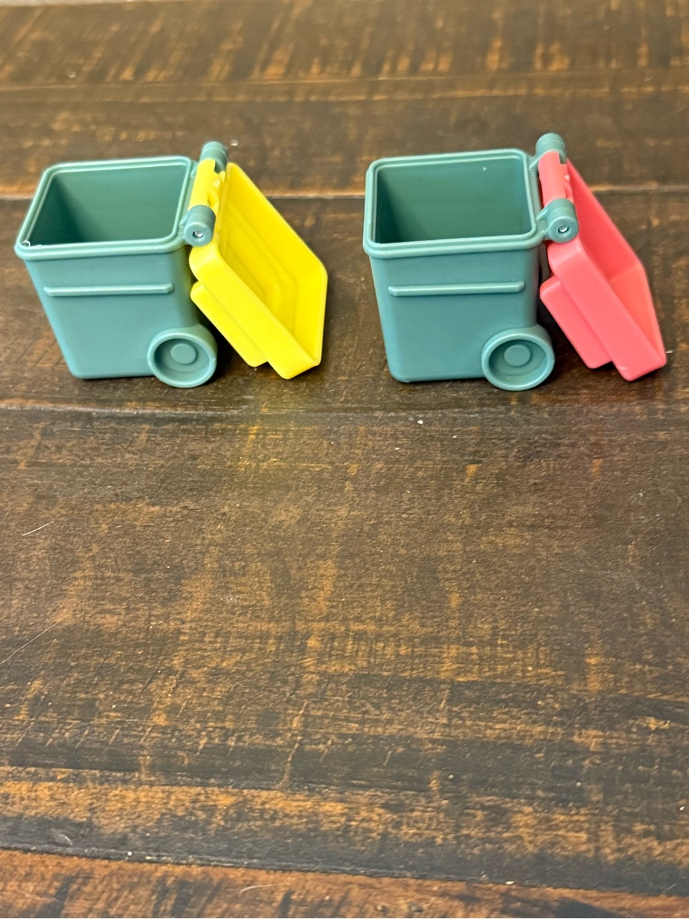 Bluey & The Bin Man Garbage Truck and accessories - Picture 6 of 15